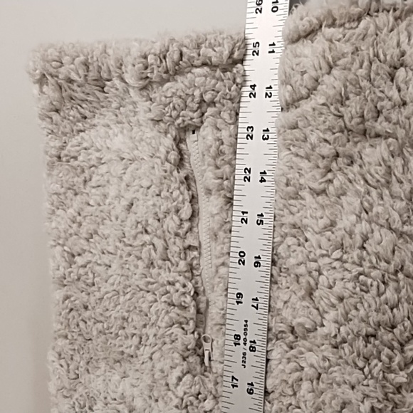 So Soft, Fluffy, Lightweight, jersey knit lined, 2 pocket, Sherpa Vest EUC - Picture 5 of 10